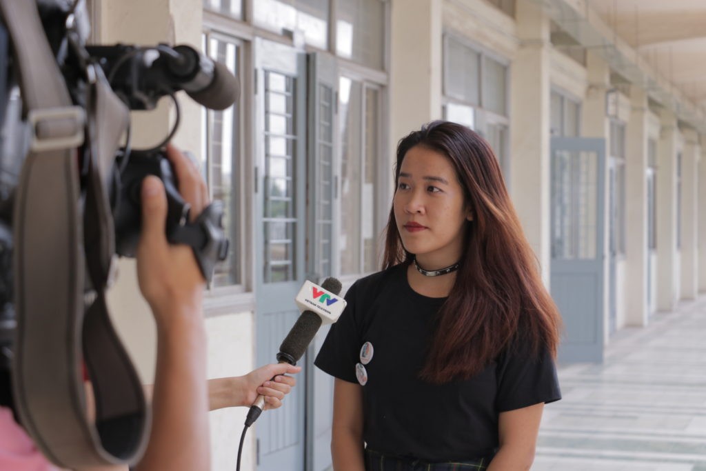 Thu Anh Le speaks with a reporter from Vietnam Television. image