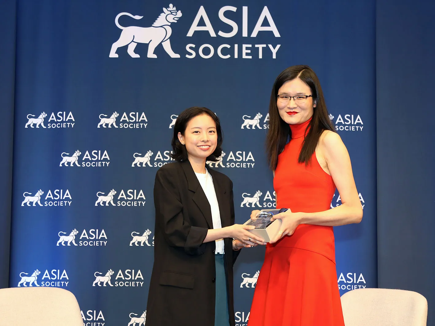 Lin King (L) received the Baifang Schell Book Prize from Yangyang Cheng at Asia Society New York on June 16, 2025