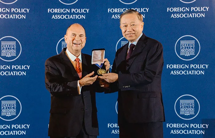 FPA Chairman of the Board of Directors Henry Fernandez presents Vietnamese President Tô Lâm with the Foreign Policy Association Medal on Sept. 22, 2026 (Grace Wu/Foreign Policy Association) 