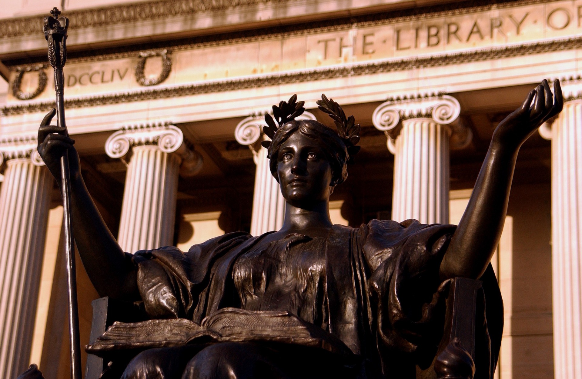 statue