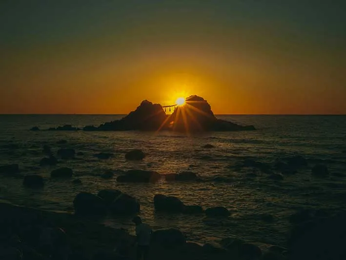 "Sacred couple" rocks in Itoshima, Japan (Shinichi Kotoku / Unsplash)
